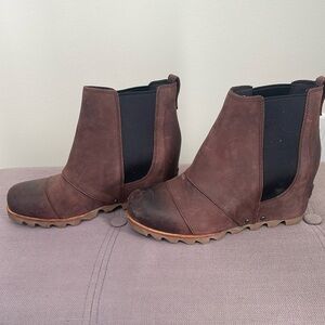 Size 7.5 women’s Sorel Joan of Arctic boots in great condition